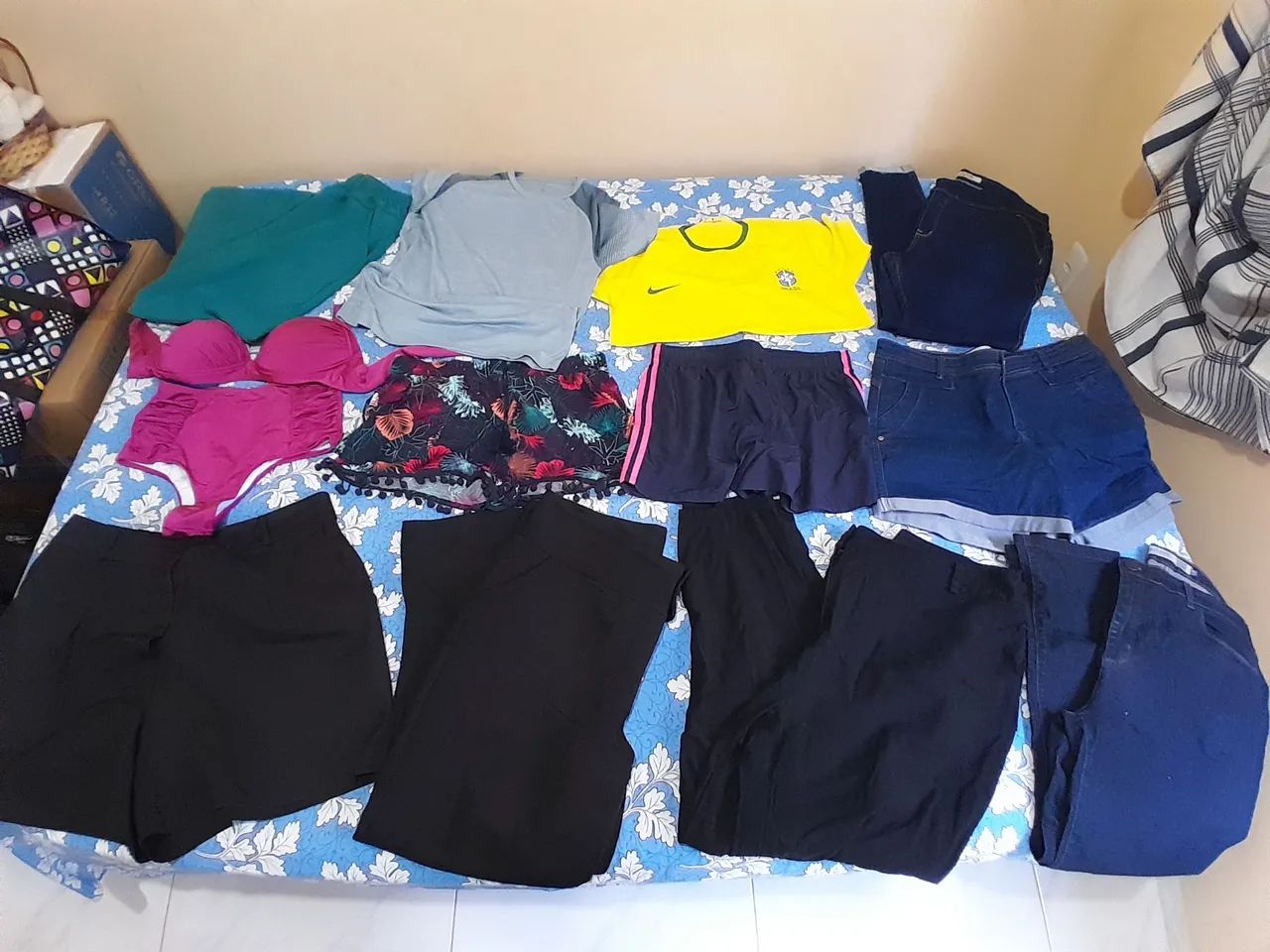 Lote com 28 peças de roupa bem conservadas 
