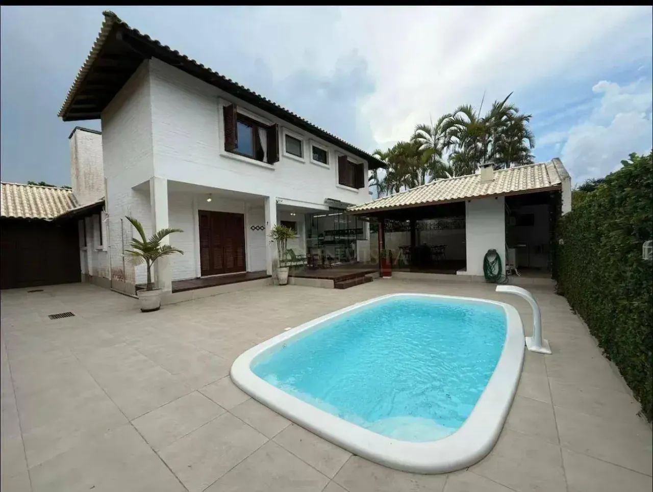 Casa para locação anual em Jurerè Internacional