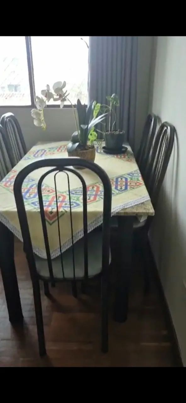 Mesa de Cozinha com 6 Cadeiras e Base de Granito