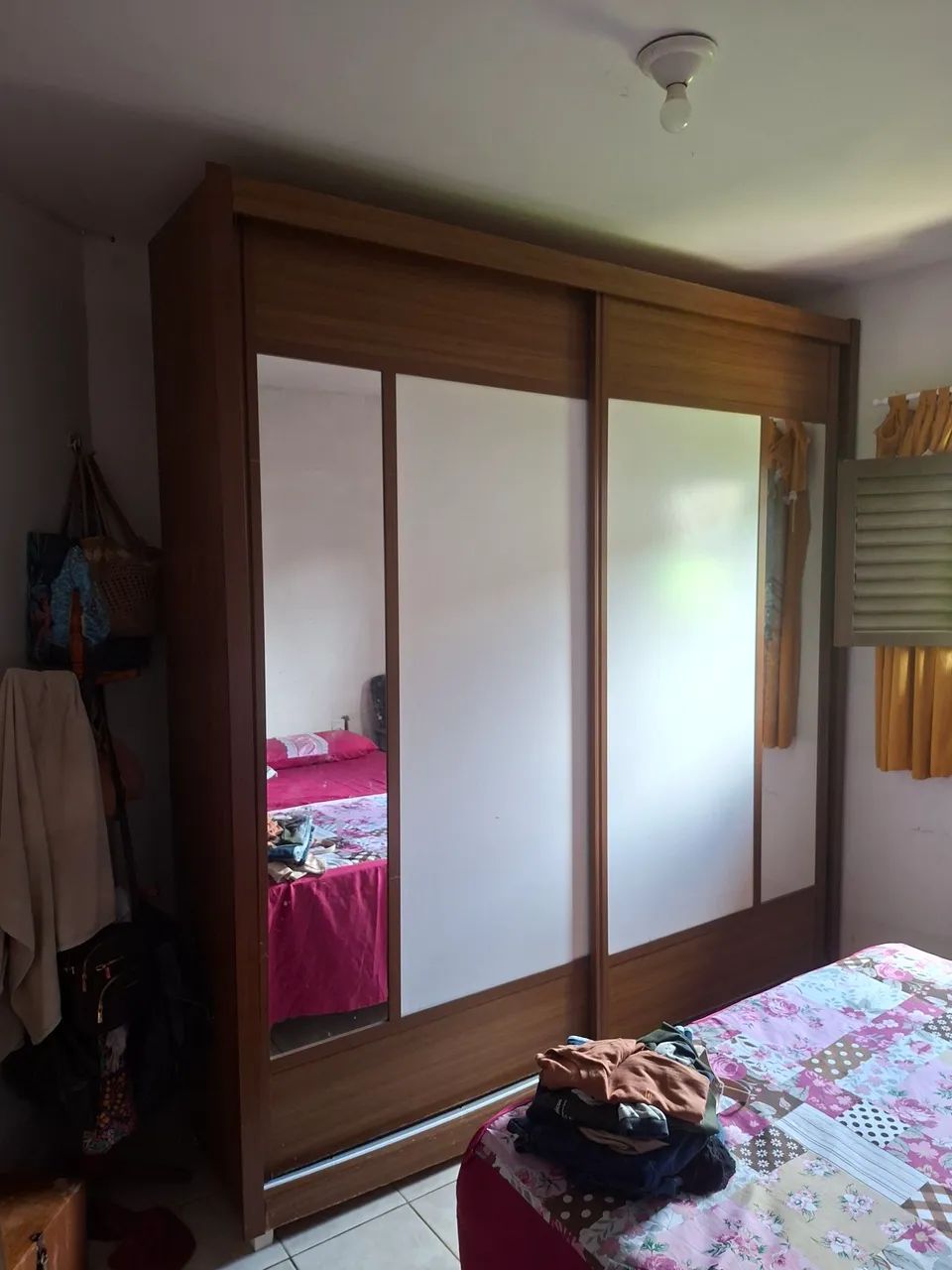 Guarda-roupa com avaria