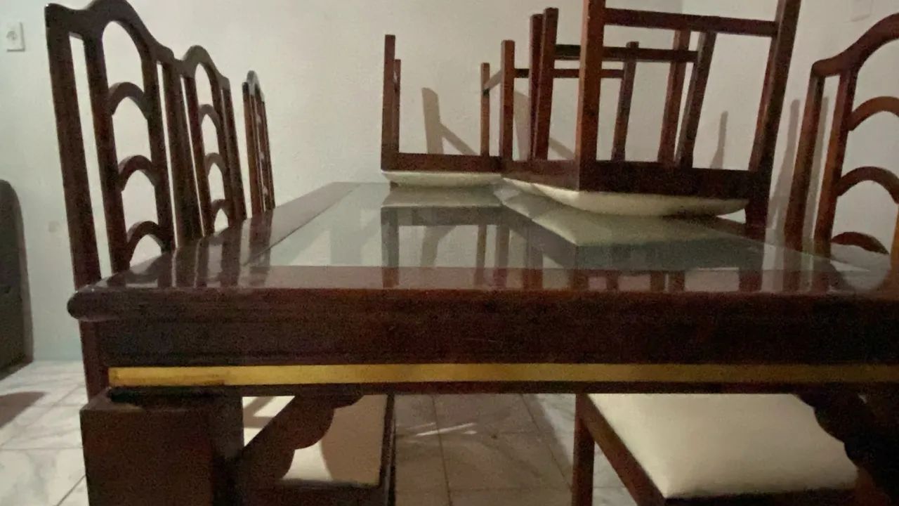 Vendo mesa com sete cadeiras  - Foto 4