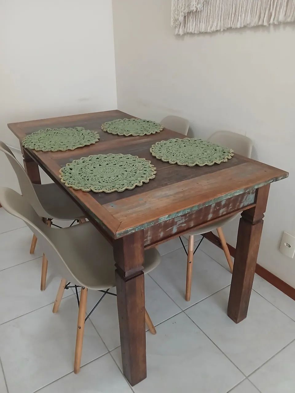Mesa de madeira com 4 cadeiras
