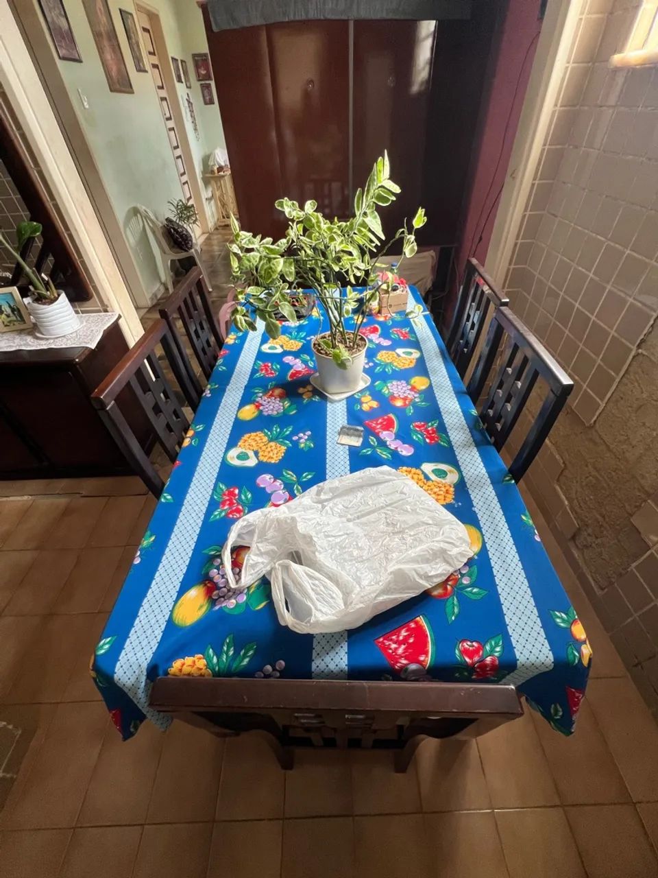 Mesa de madeira com vidro com 6 cadeiras  - Foto 4