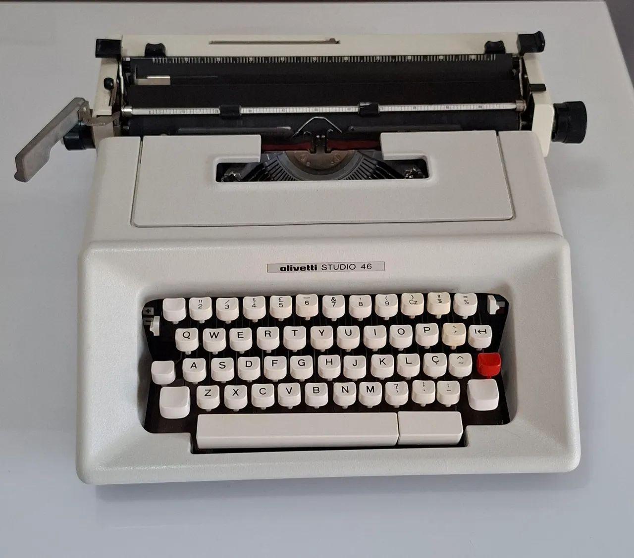 Máquina de escrever Olivetti Studio 46