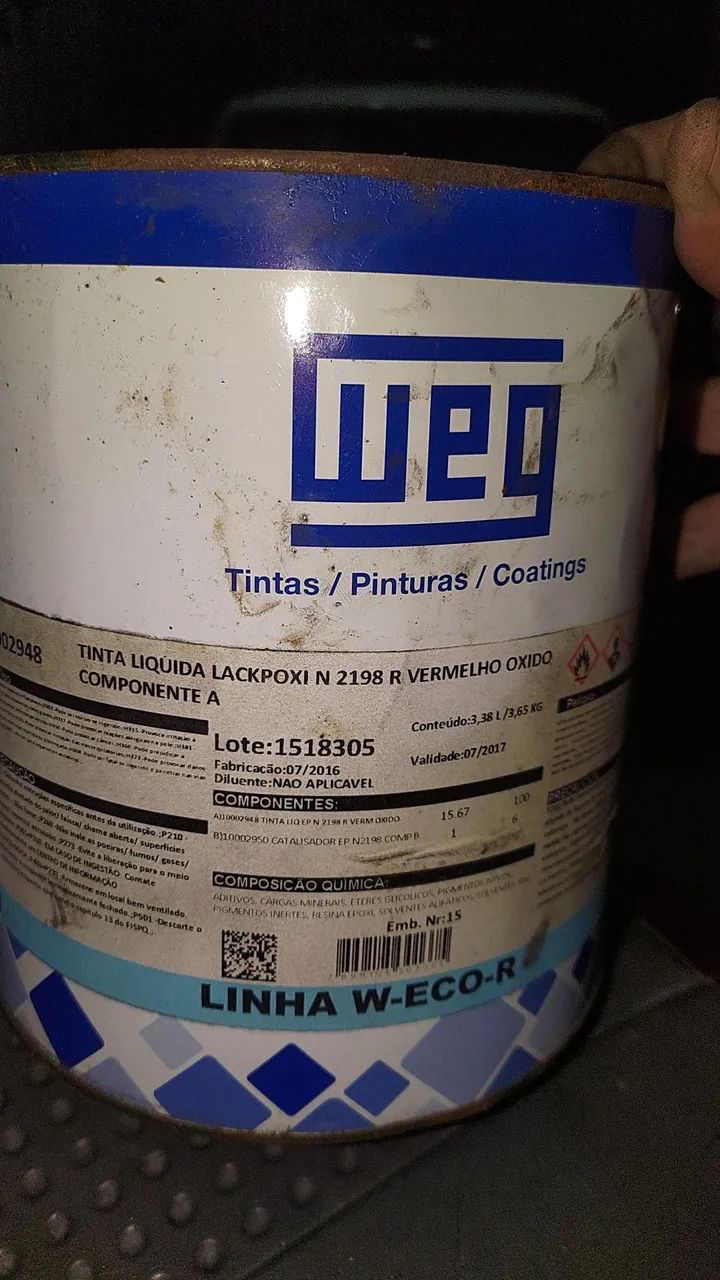 Lote com quatro latas de tinta