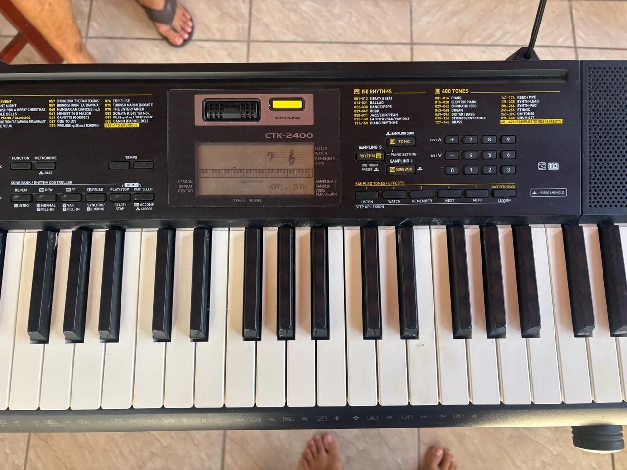 TECLADO CASIO DIGITAL CTK - 2400 COM TRIPÉ  - Foto 5