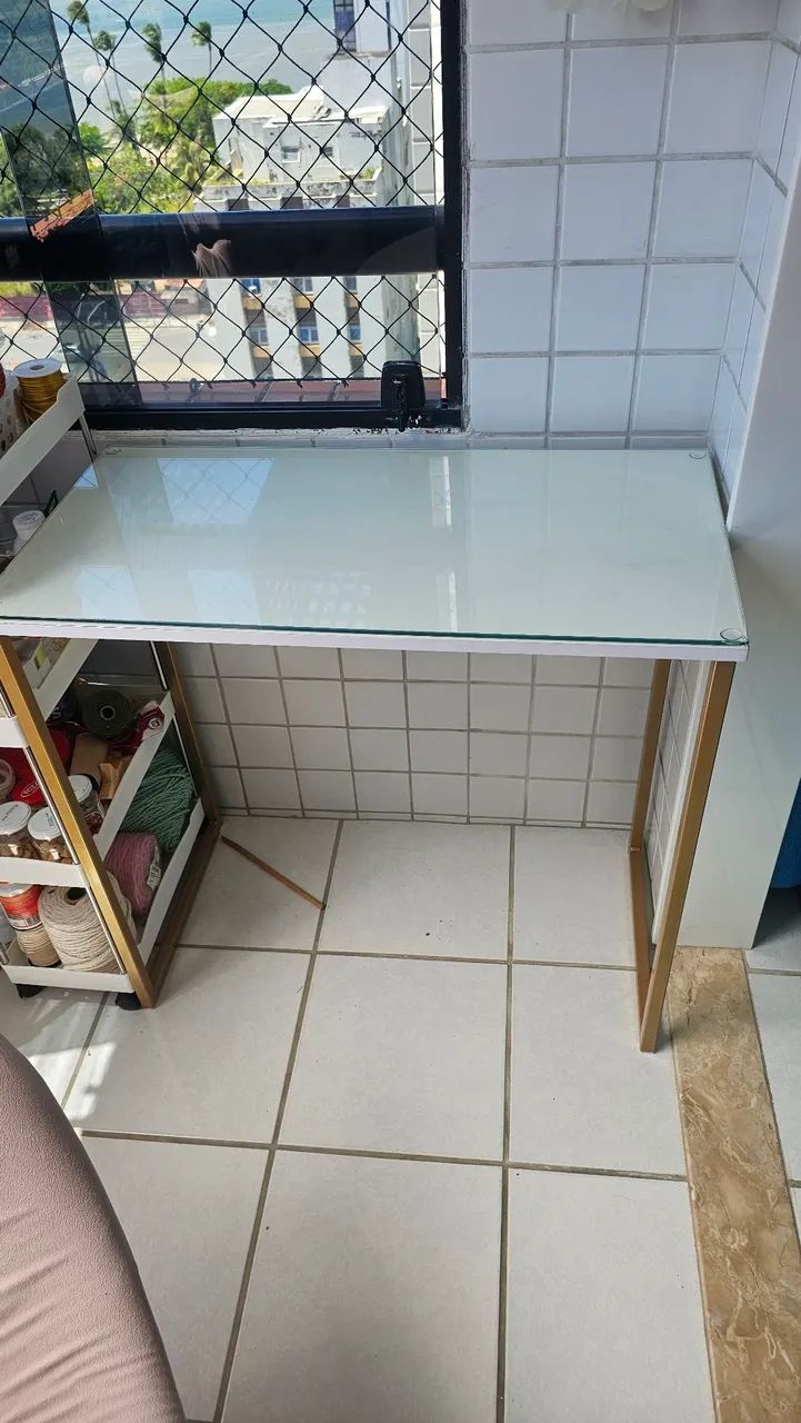 Mesa/ Escrivaninha/  tampo de vidro 