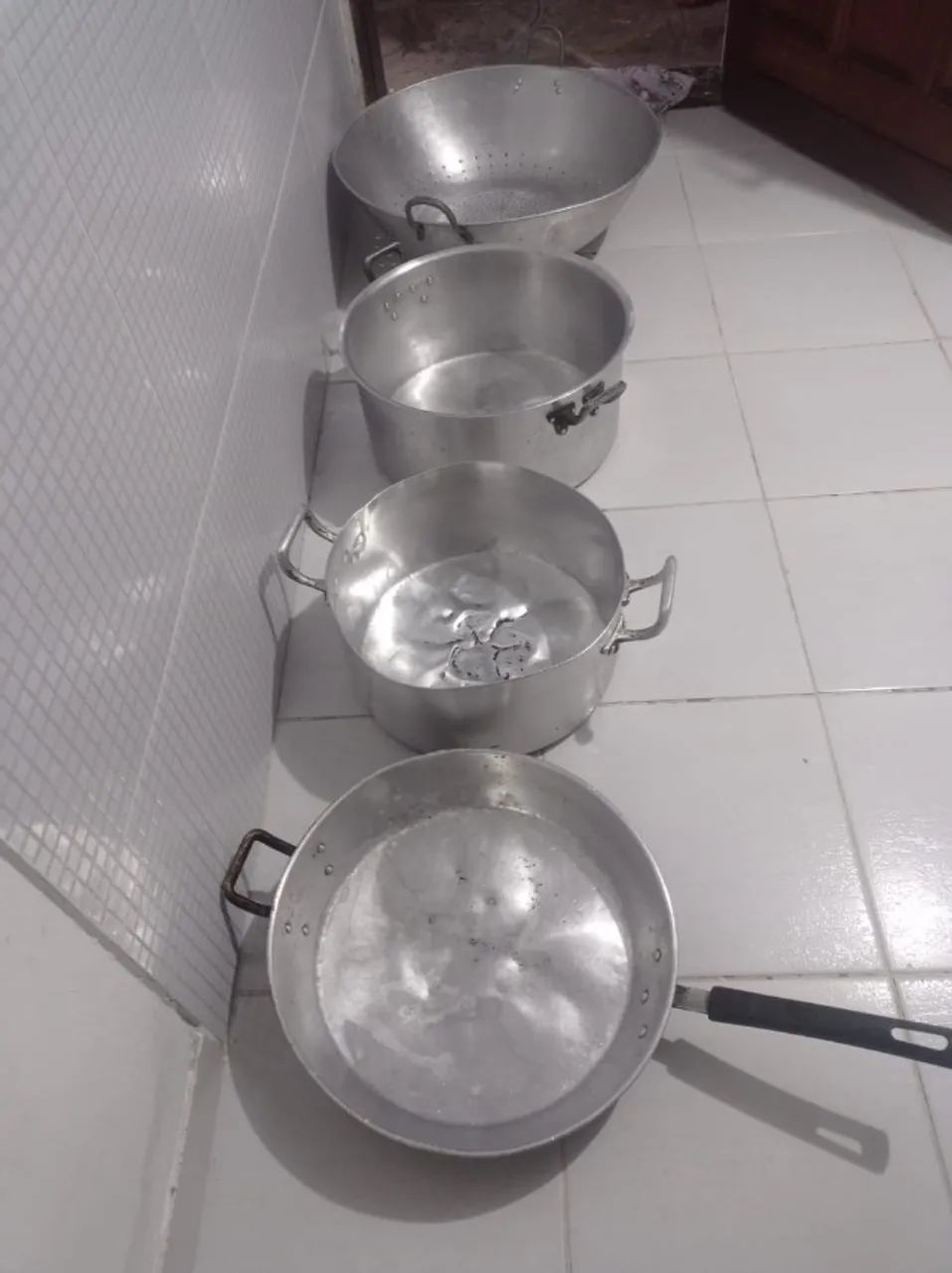 Lote de Embalagens + Balcões + Panelas - R$ 2.200 - Foto 2