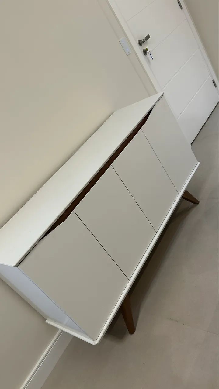 Buffet Branco com madeira 