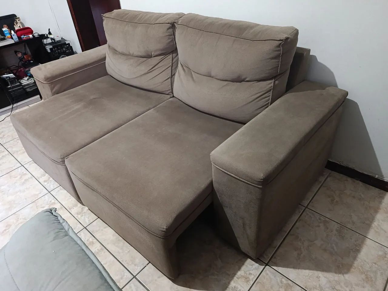 Sofá Retrátil 2 Lugares Amplo Confortável Em Veludo  - Foto 2