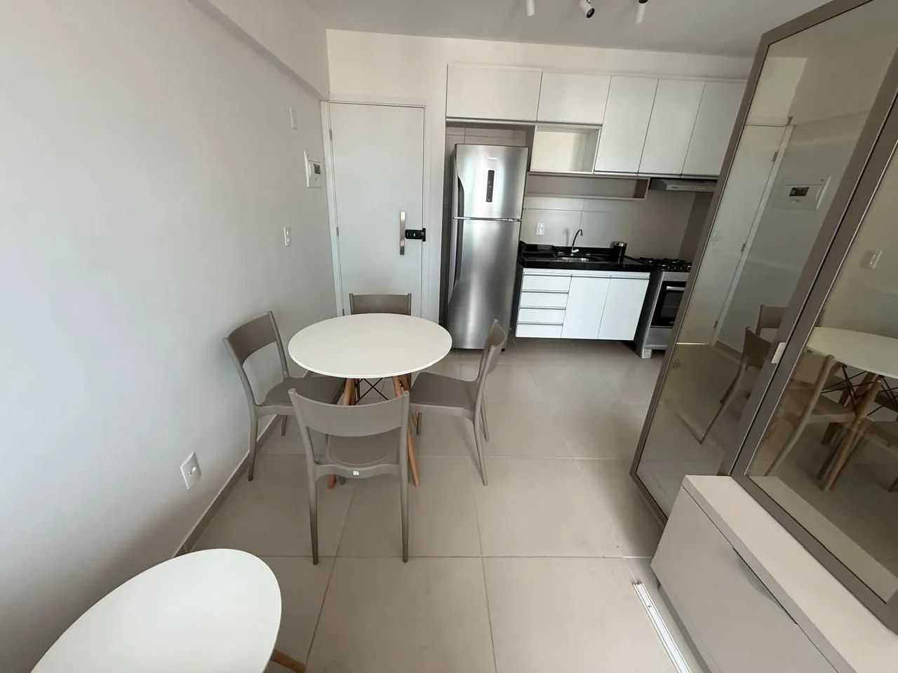 Conjunto de mesa e cadeiras - Foto 2