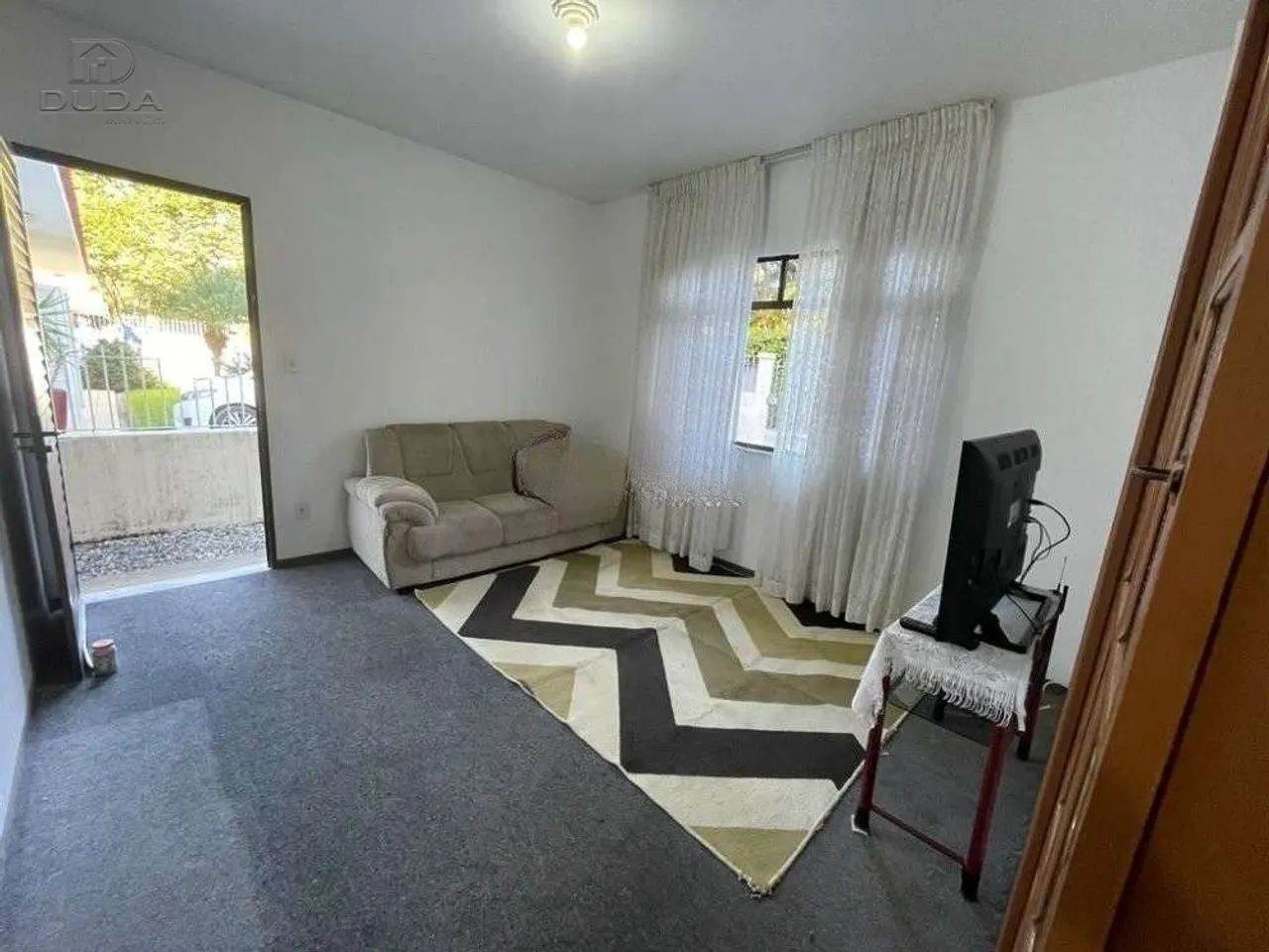 CASA COM AMPLO TERRENO