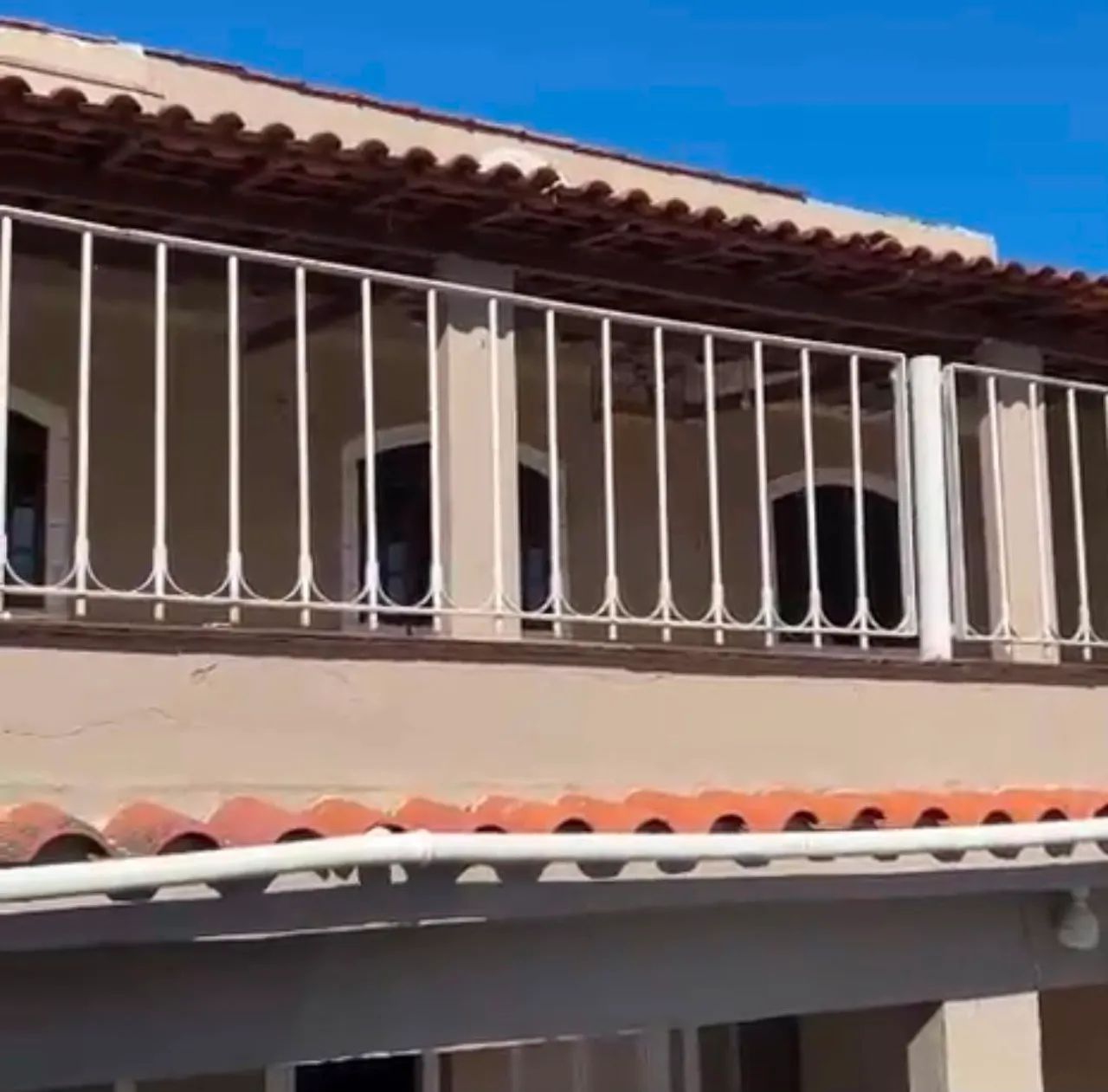 Ótima casa com 3 quartos sendo 1 suíte e varanda grande  - Foto 2