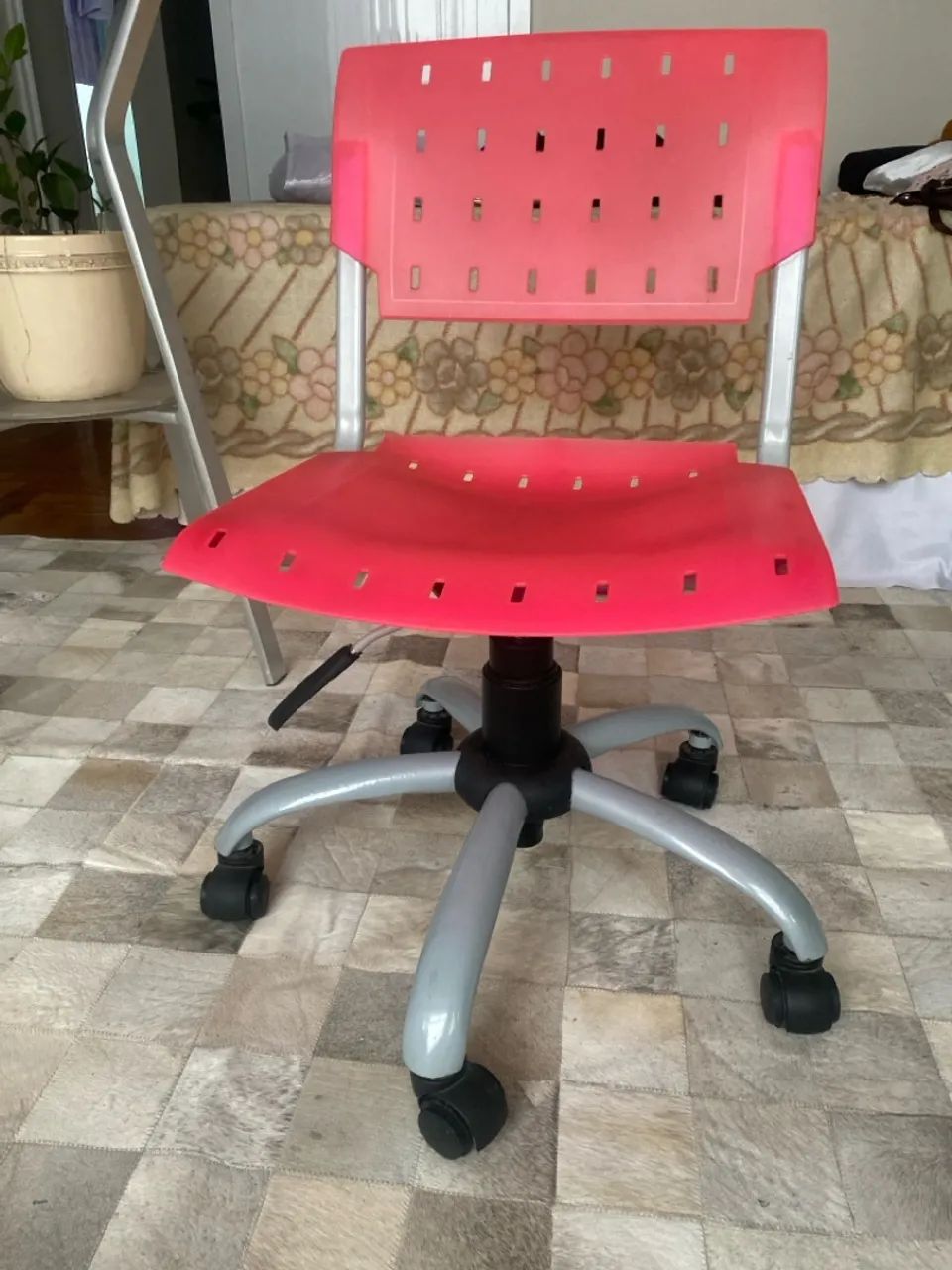 Vendo cadeira  com rodinhas  - Foto 2