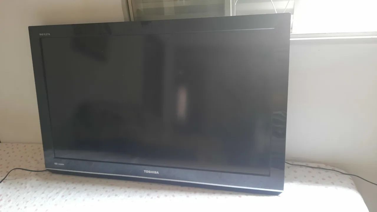 TV 43 Polegadas Toshiba não é smart mas pode adaptar , funcionando . * 350 Reais