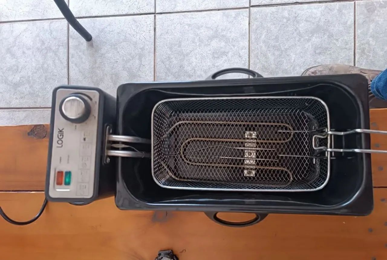 Fritadeira 3 litros 150 pra hoje, nova
