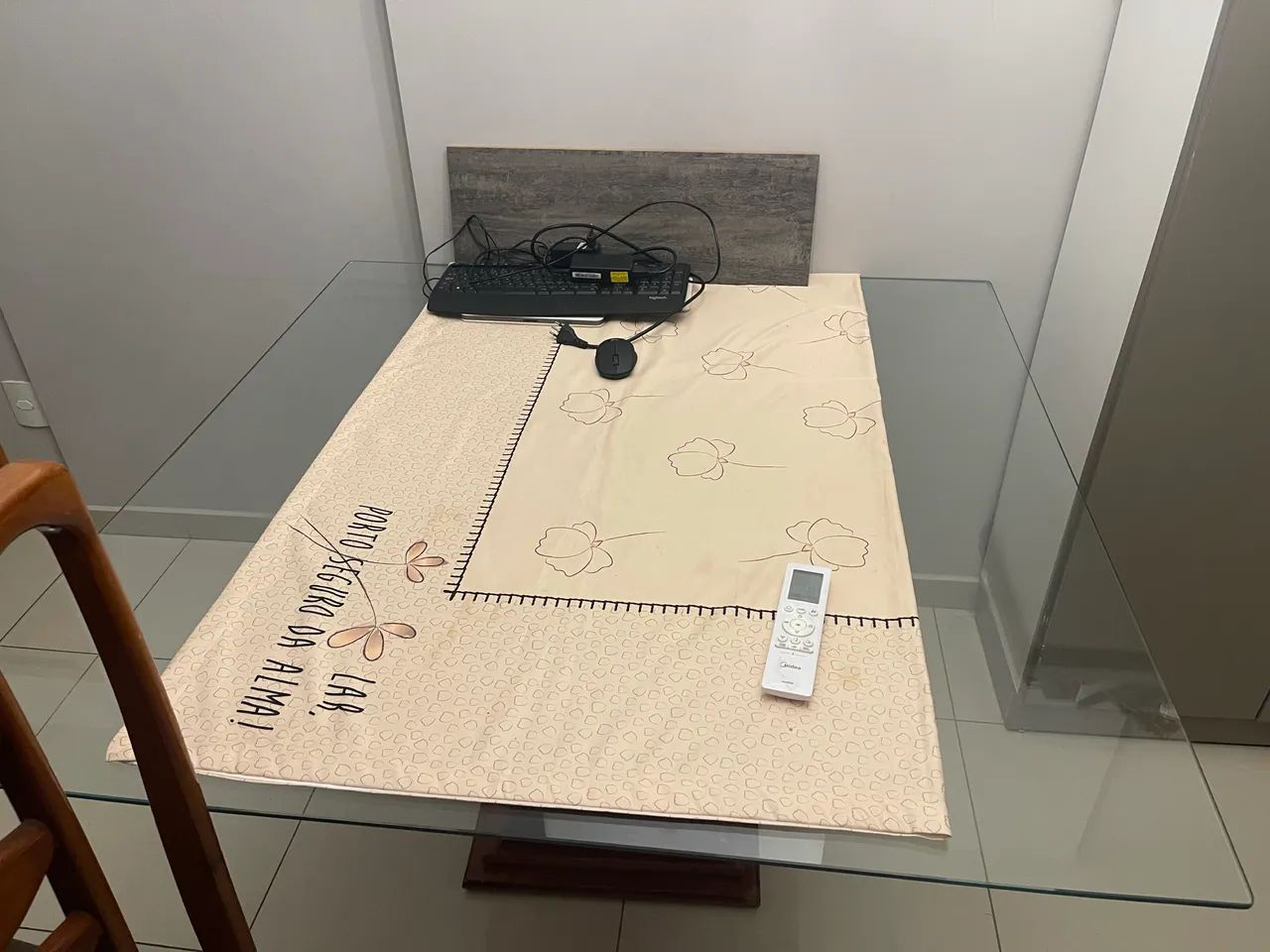 Vendo mesa R$ 2.700,00 com cadeiras  - Foto 2