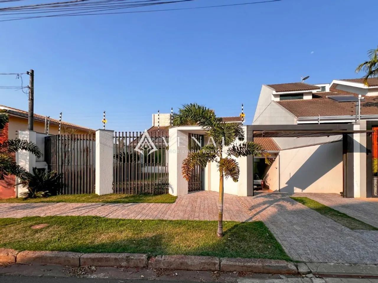Sobrado à venda em Maringá, Zona 07, com 3 quartos, com 207 m²