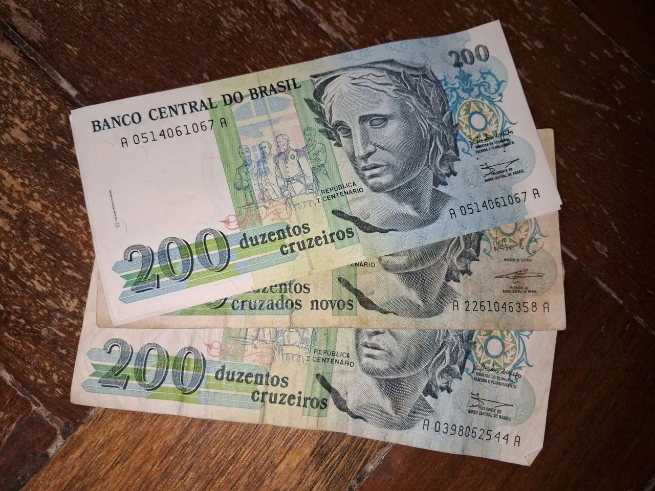 Cédula Usada de 200 Cruzeiros Efígie da República 