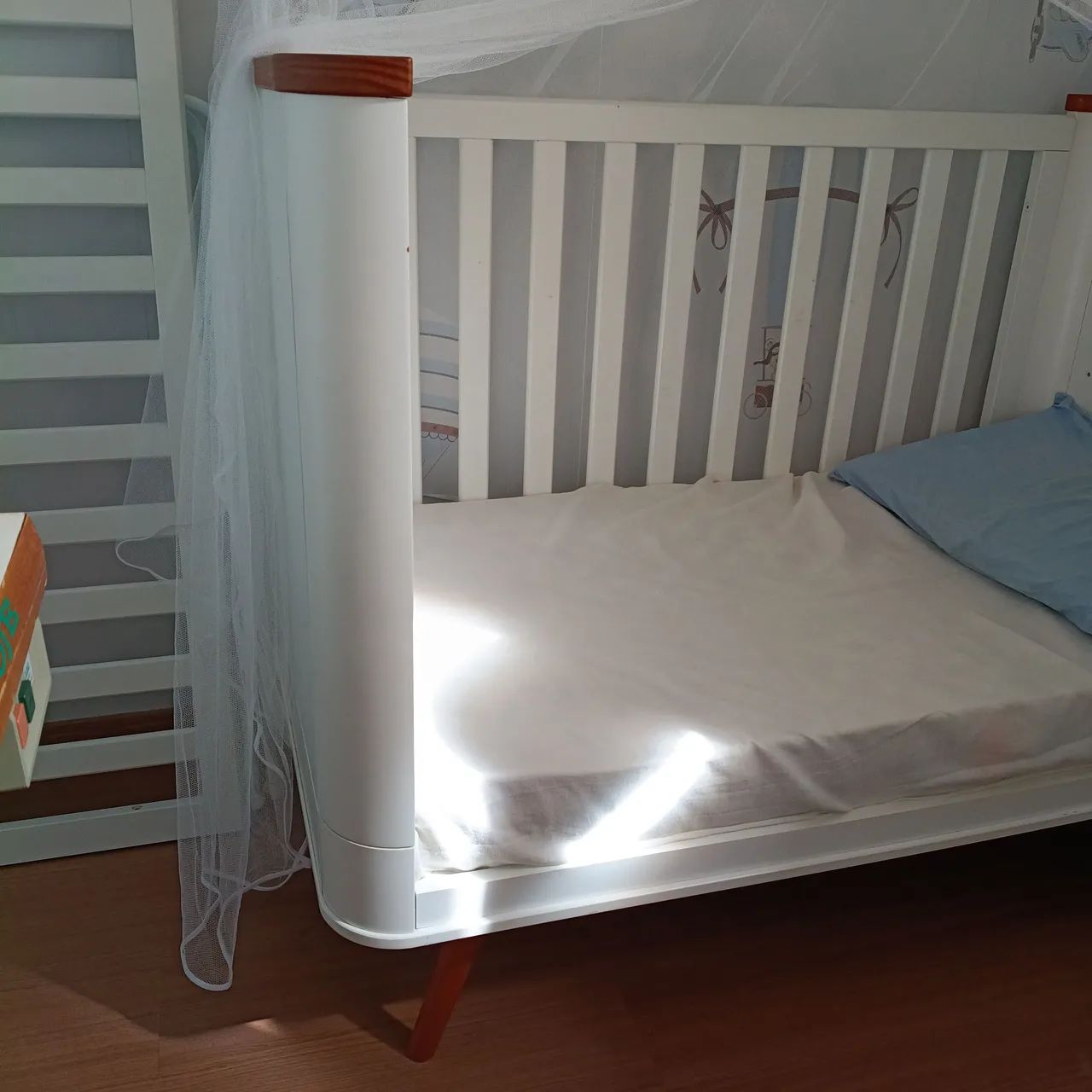 Berço em MDF que vira cama infantil  está completo. 