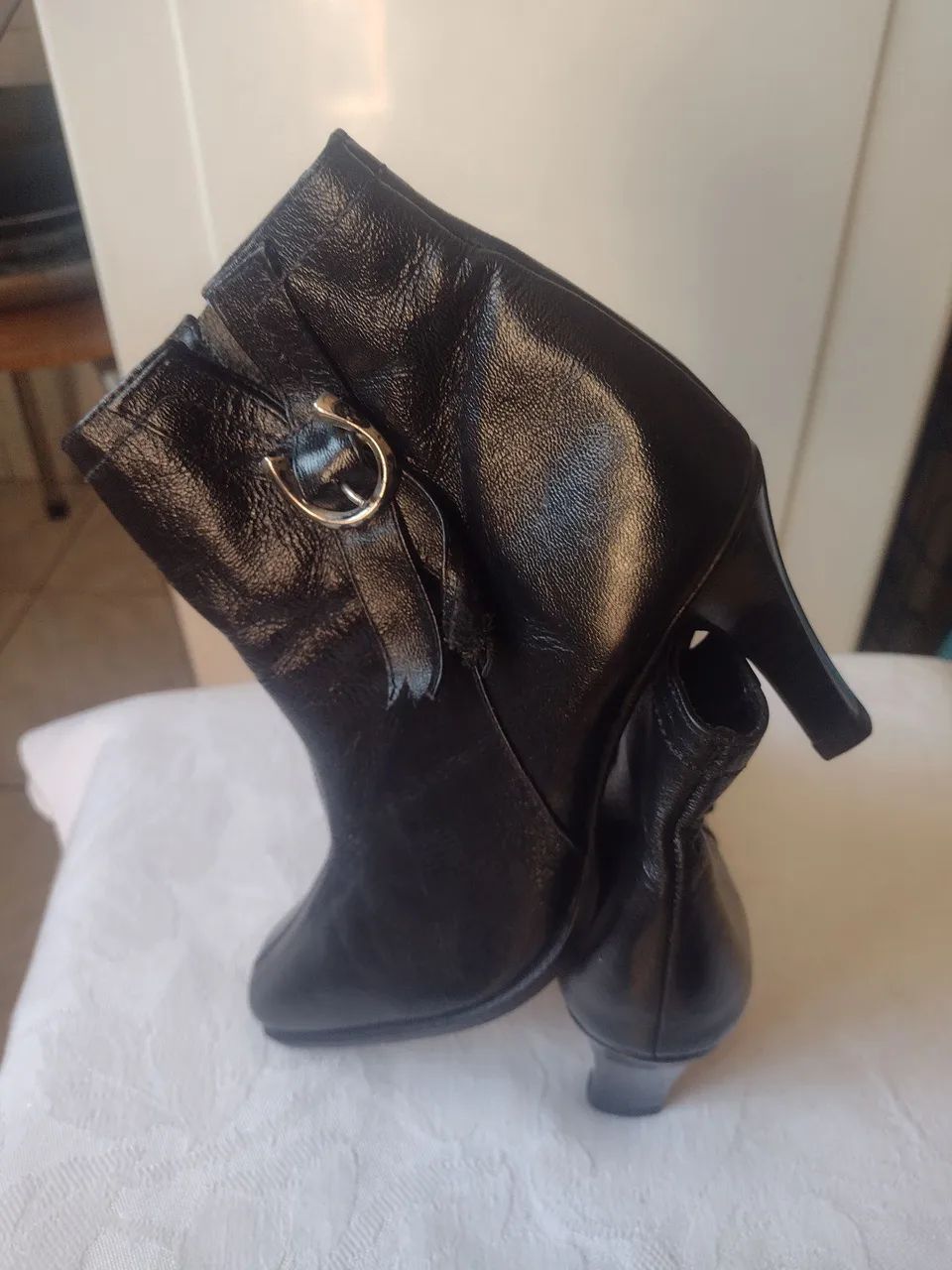 Par de botas de couro cor preta marca Amor Ella feminina  - Foto 5