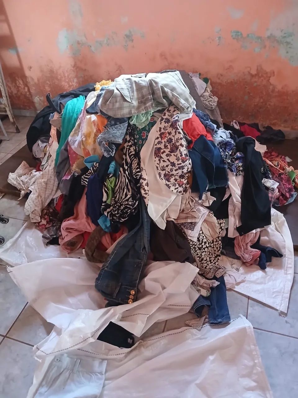 VENDO CAIXA COM ROUPAS PARA BAZAR - Foto 4