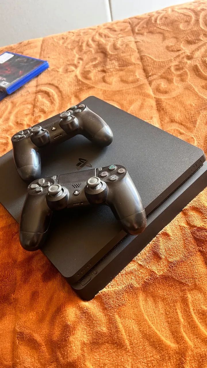 PS4 com dois controles 