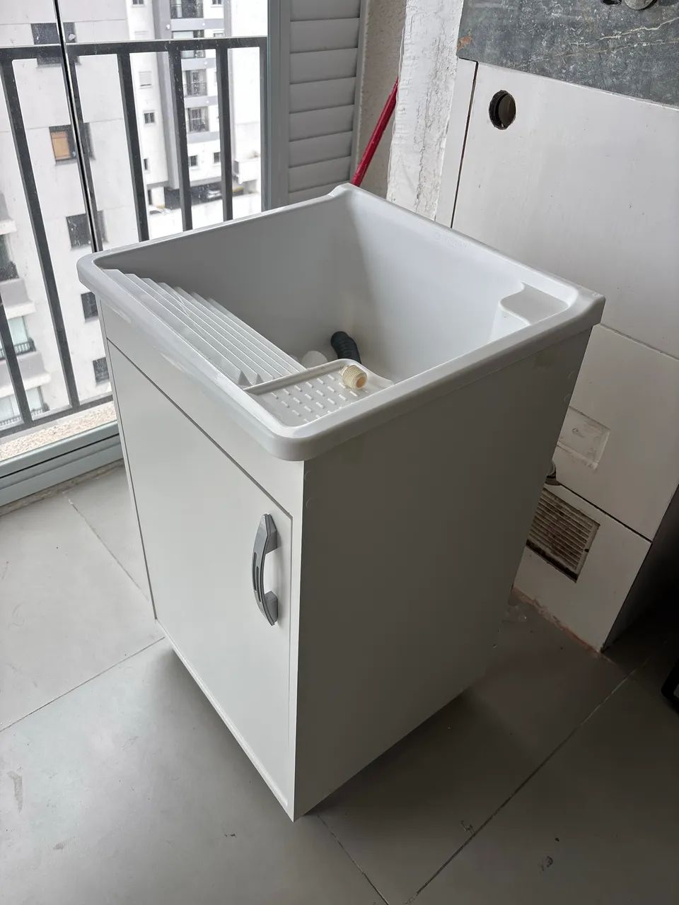 Tanque de lavar roupa com gabinete