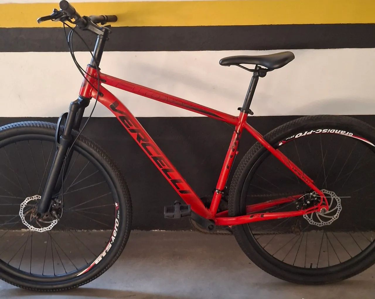 Bicicleta aro 29 com capacete  - Foto 5