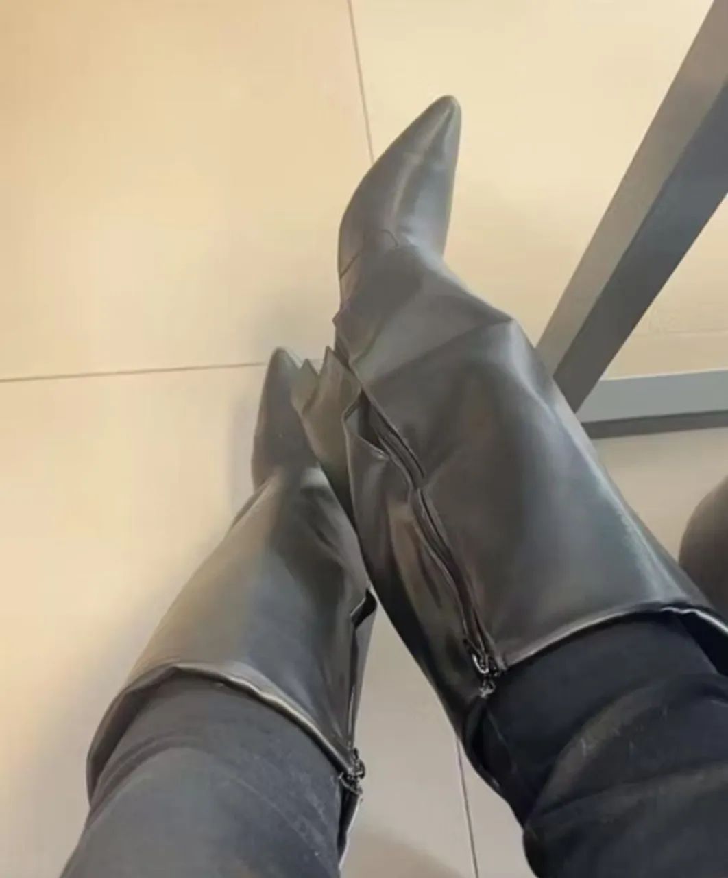 Vendo bota capa na cor preta número 37 .nova - Foto 4