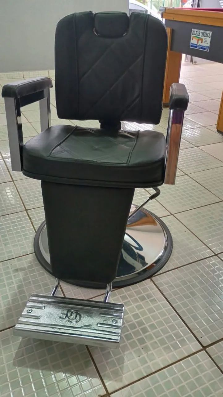 Vendo cadeira de barbeiro +bancada +espelho com led  - Foto 2