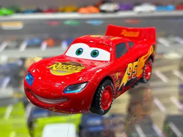 Carrinho Miniatura Relâmpago Mcqueen Filme Carros da Disney som e luz 1:32 não abre porta