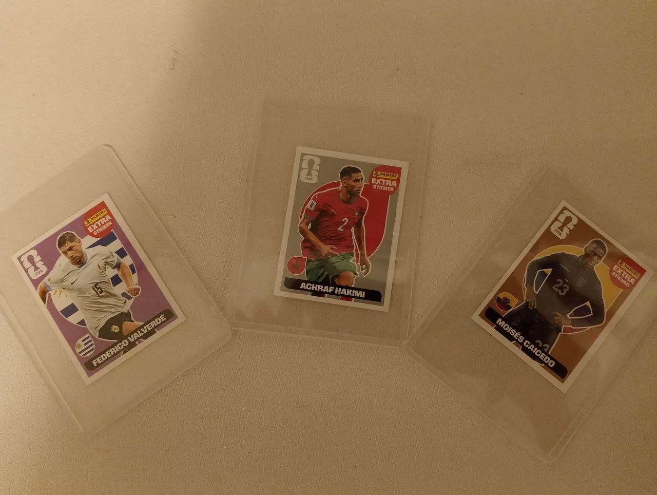3 extra stickers, Valverde lilás, Hakimi prata e Moisés Caicedo bronze