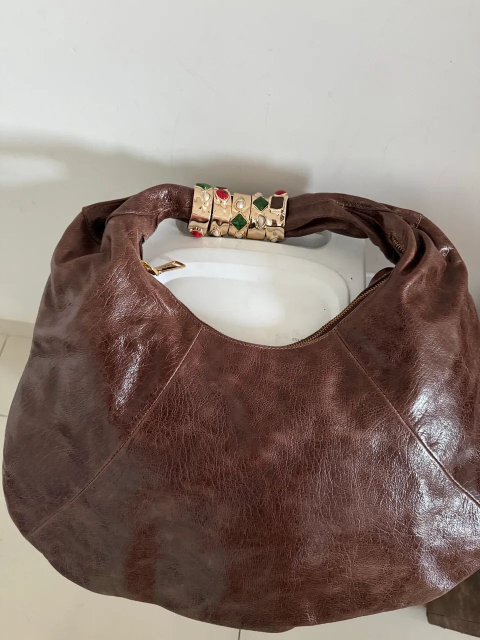 Bolsa grande Luiza Barcelos marrom com pulseiras - Foto 5