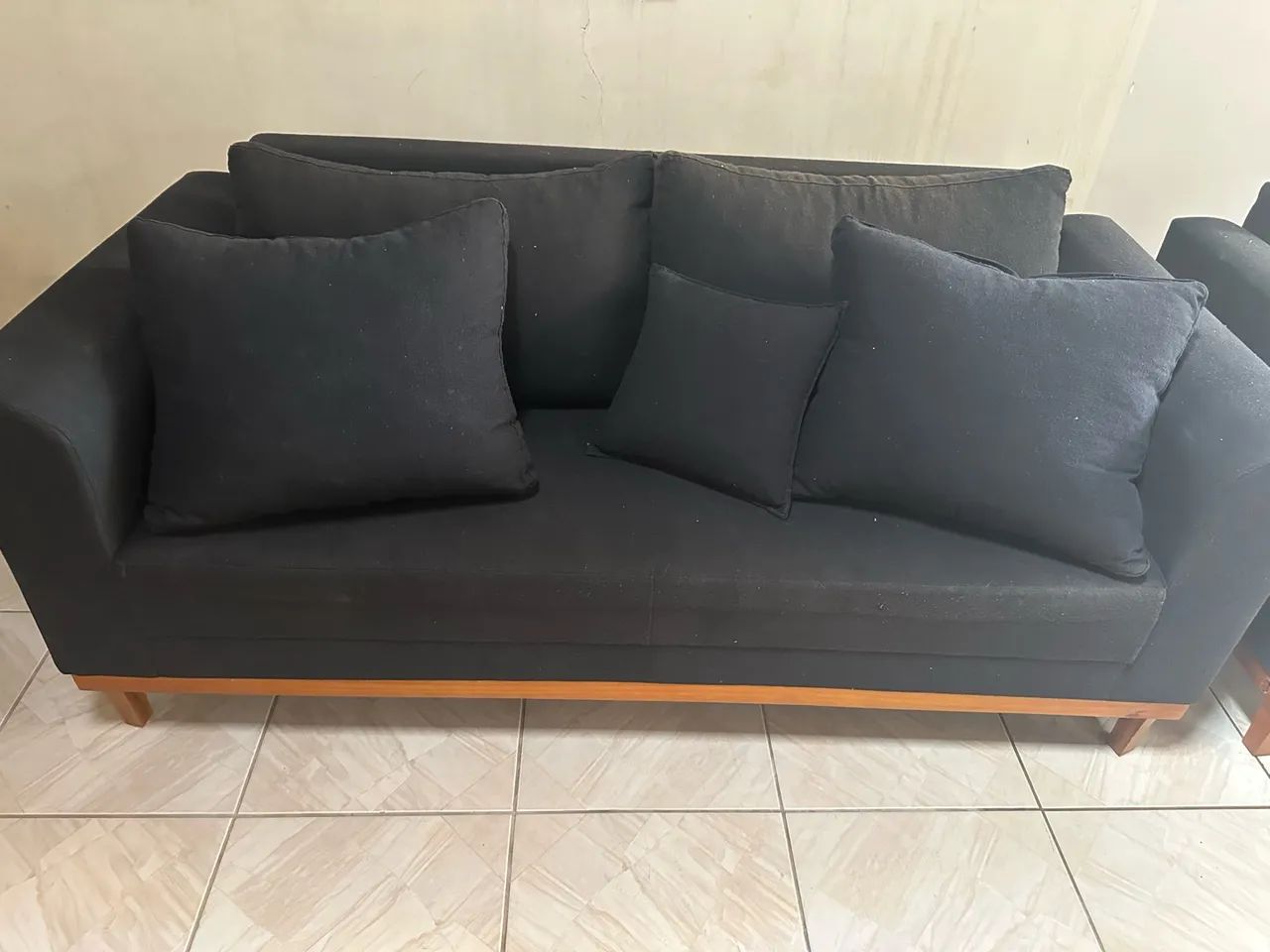 Sofá preto + 2 poltronas 