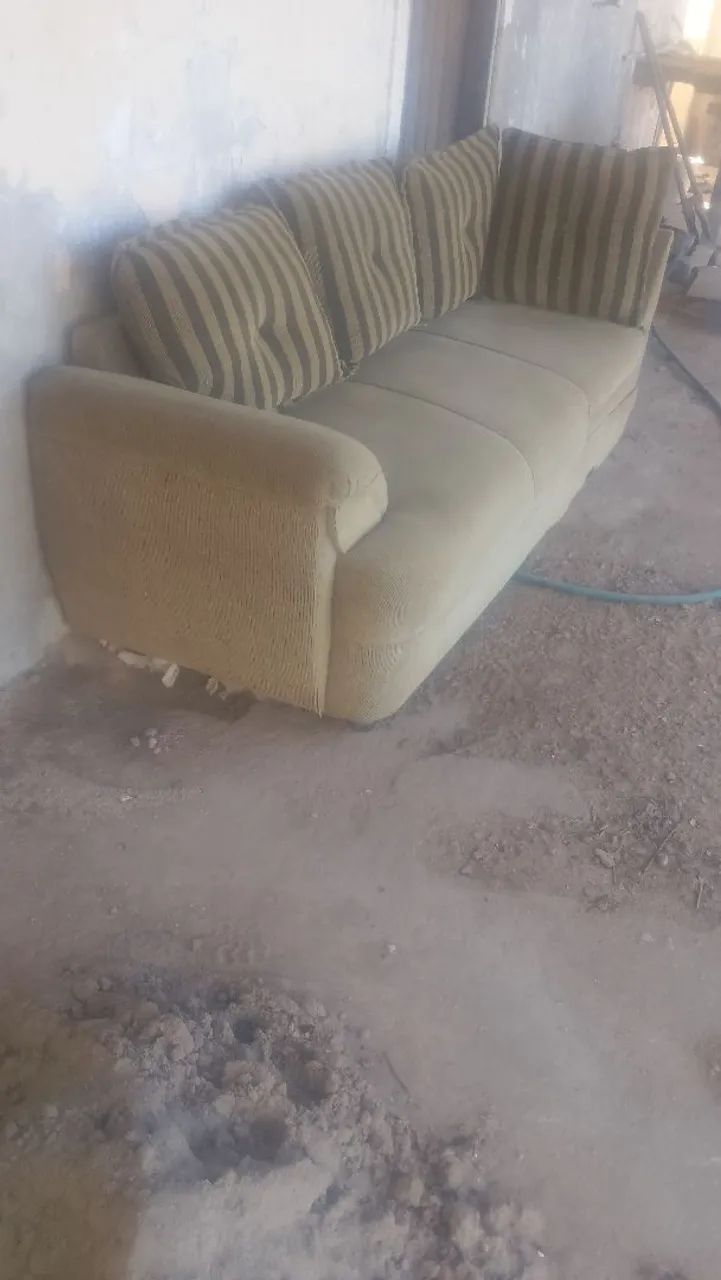 Vendo sofá de três lugares em ótimo estado de conservação, pouco usado  - Foto 4