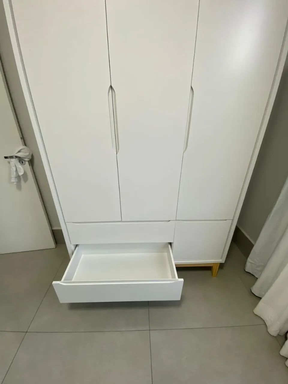 Conjunto de guarda roupa, cômoda e prateleira para quarto infantil. - Foto 4