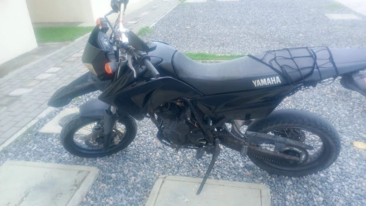 Moto Yamaha preta  - Foto 4