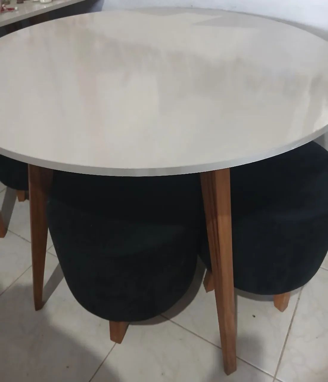 Mesa de sala com pufs - Foto 2