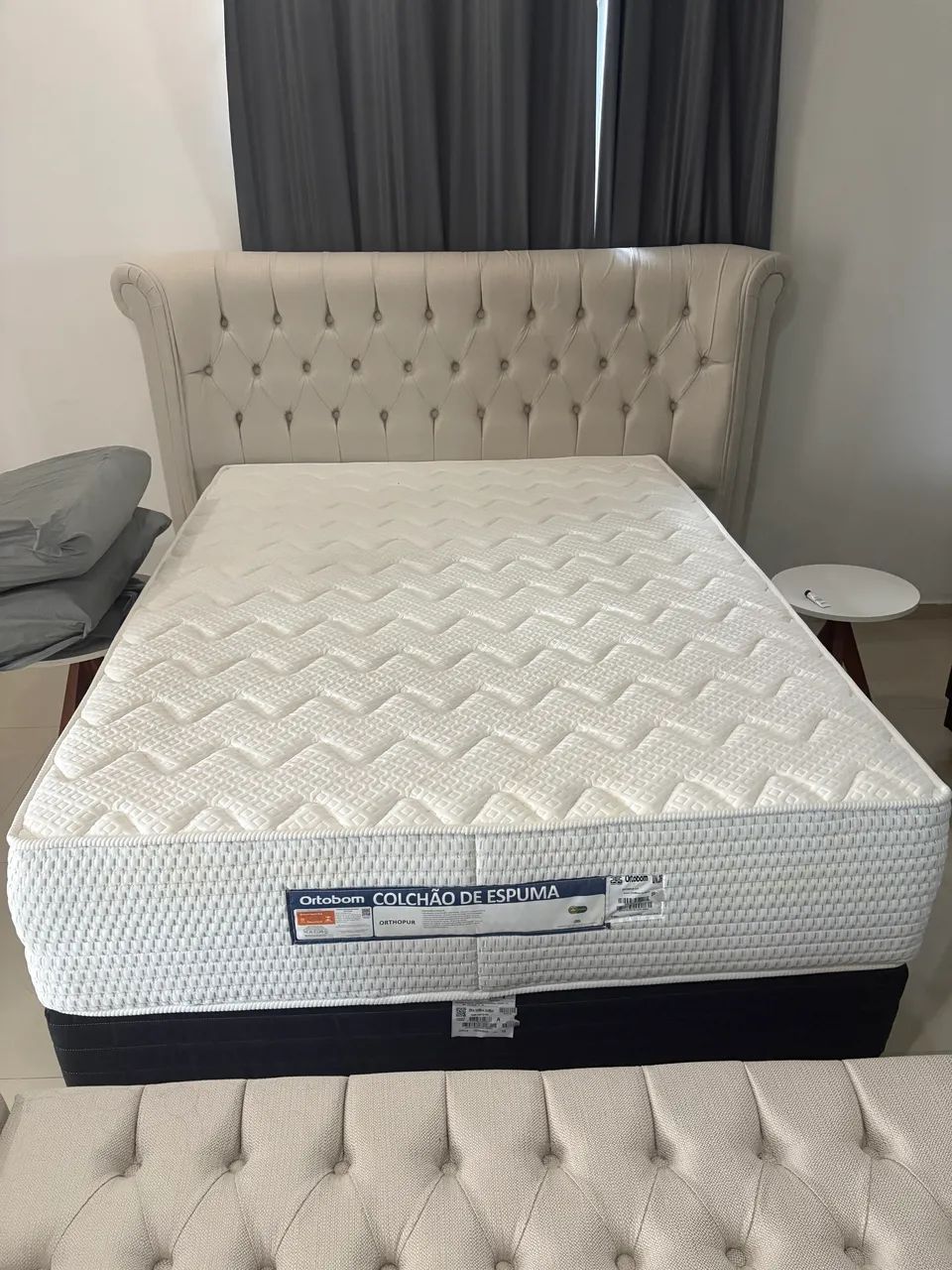 Cabeceira moderna com 4 meses de uso