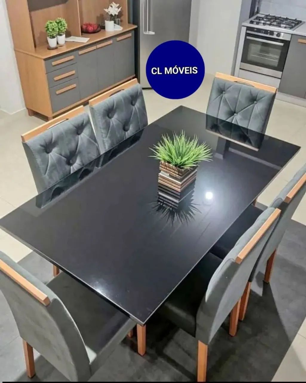 Mesa com 6 cadeiras acolchoadas 