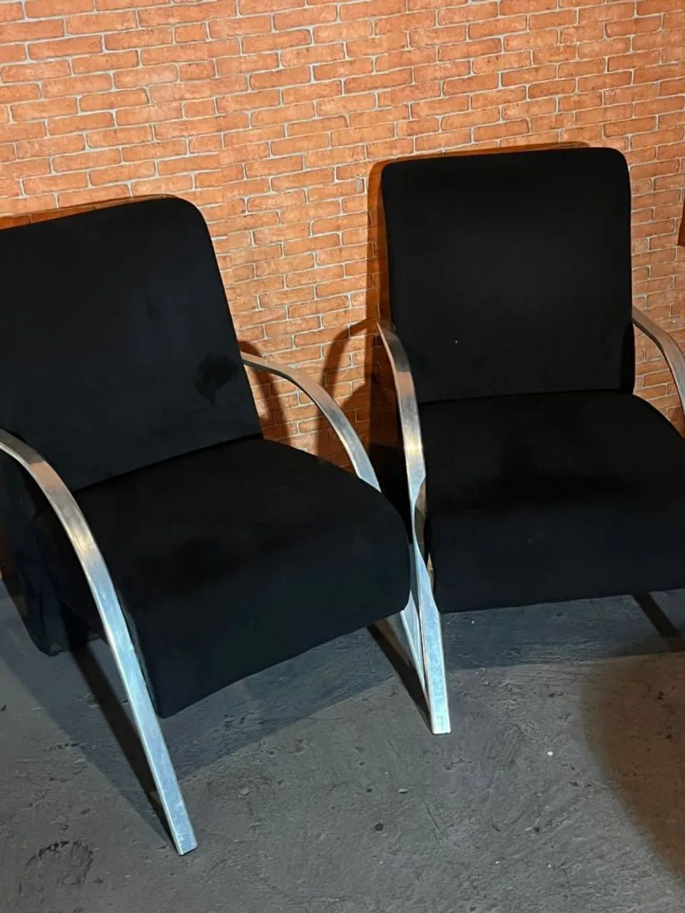 Duas poltronas Vênus na cor preta. ? Estofamento: Tecido macio (veludo) - Foto 2