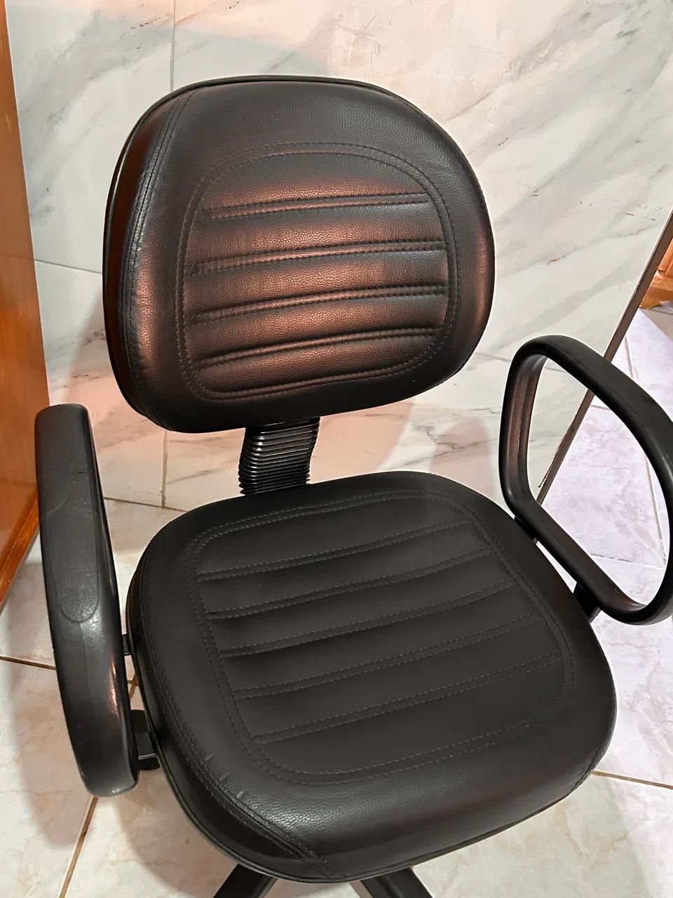 Cadeira giratória de escritório semi nova - Foto 3