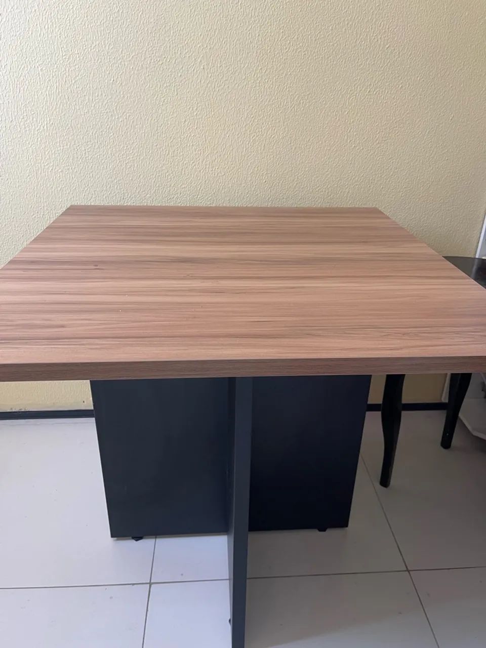 Mesa com tampo de madeira 