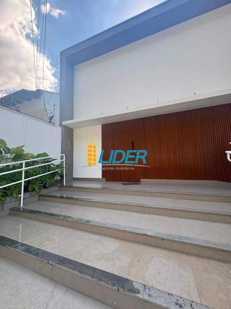 BELÍSSIMA CASA COMERCIAL NO VIGILATO - Foto 2