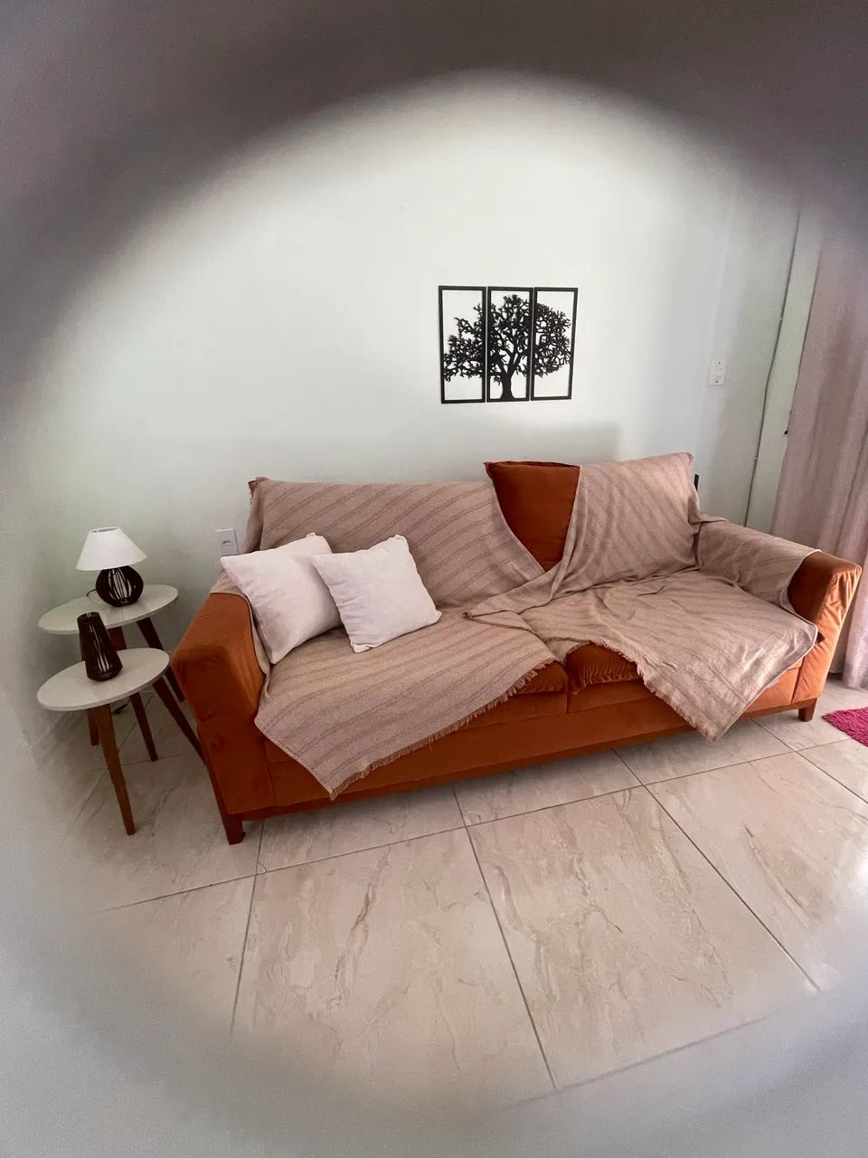 Sofá Veludo com madeira decorativa 