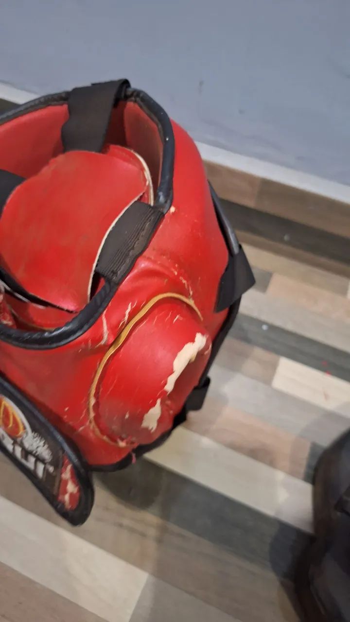 Kit boxe : capacete mais manopla. (Atenção)  o capacete vermelho está com desgaste  - Foto 4