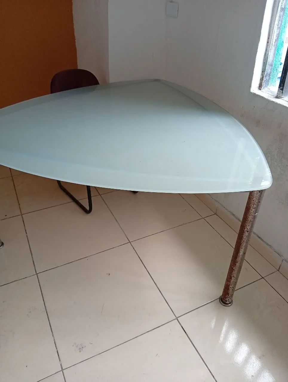 MESA TRIANGULAR VIDRO LAQUEADO. preço ocasião 280, pegar próximo metrô do Barro.  - Foto 2