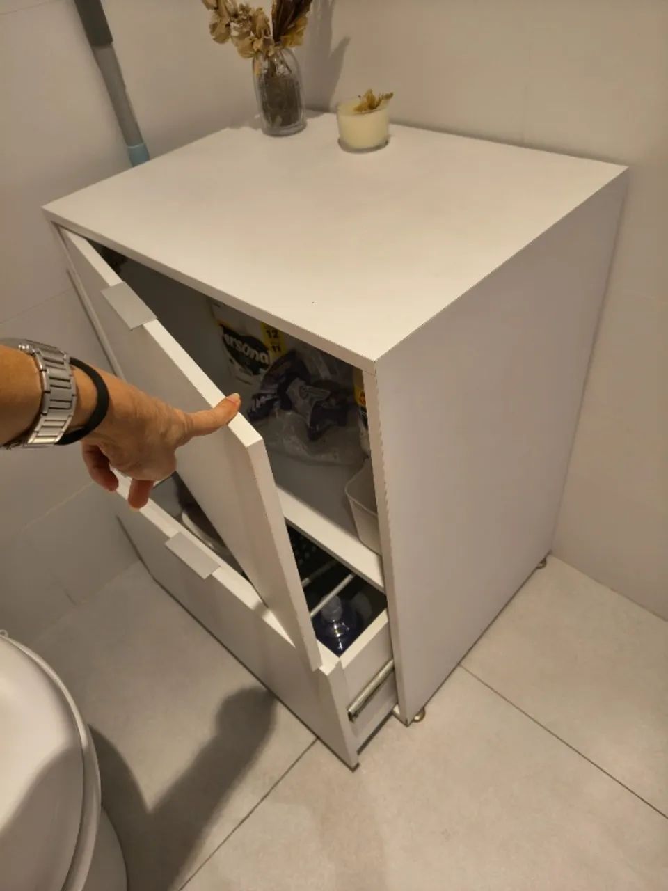 Móvel de apoio em MDF branco com porta e gavetão - 60x50