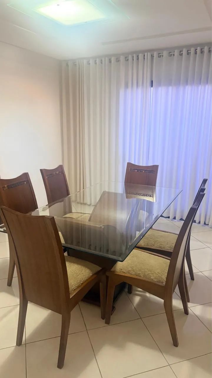 Vendo mesa de jantar em madeira com 6 cadeiras 